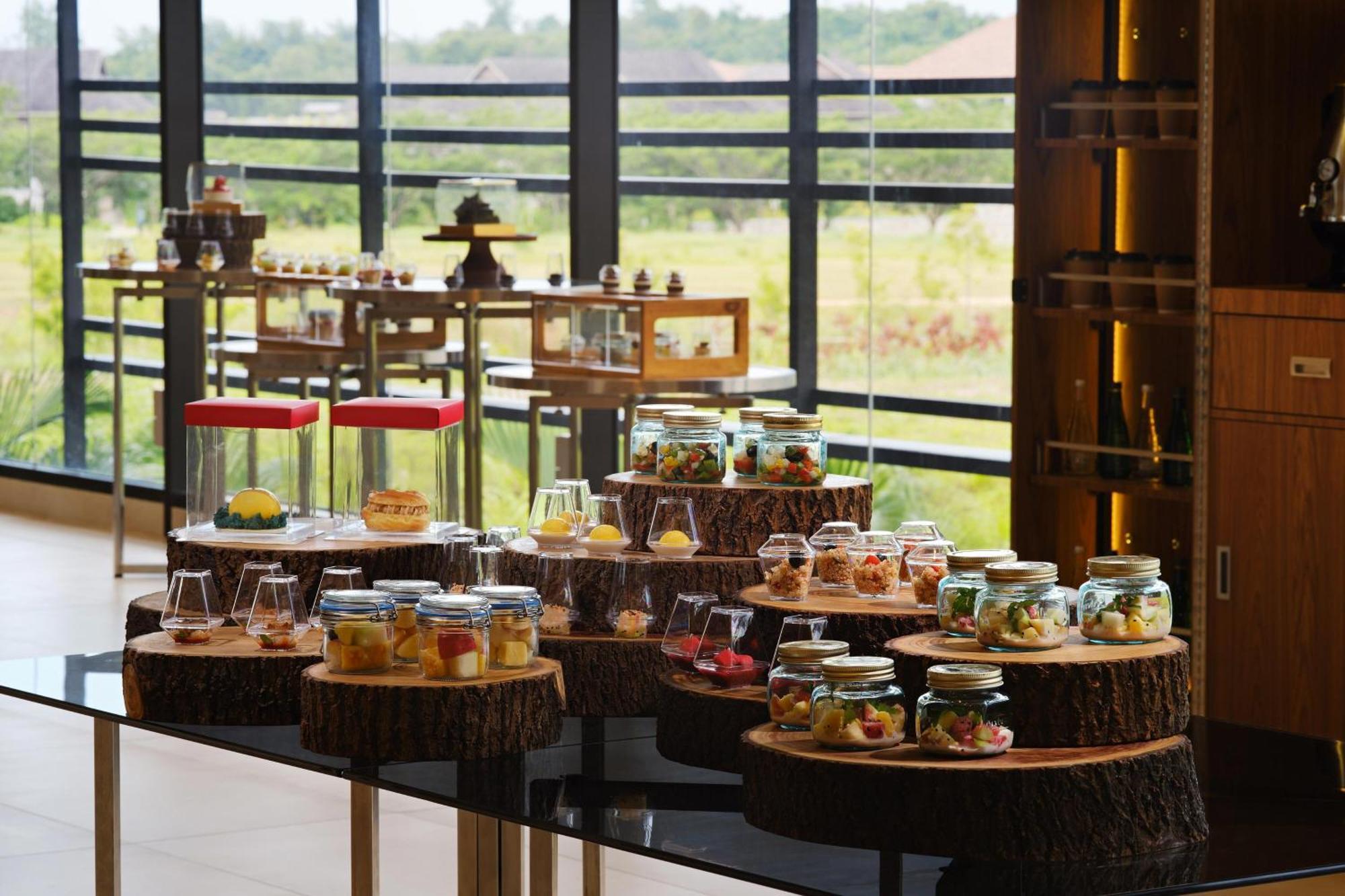 เดอะ เวสทิน เดซารู โคสต์ รีสอร์ต Hotel เดอซารู ภายนอก รูปภาพ A dessert buffet